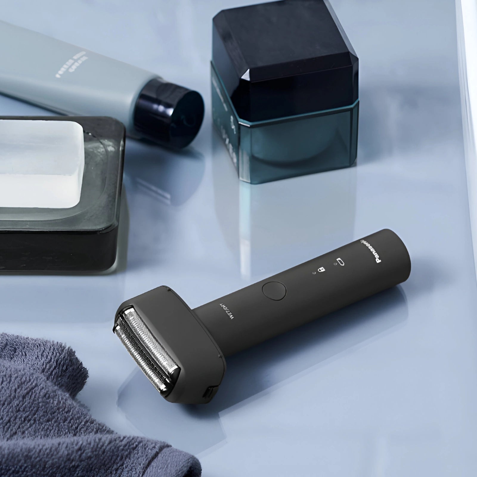 mens-shaver-in-black